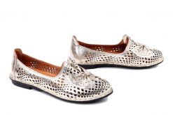 ARTIKER RELAKS 58C3479 złoty, półbuty damskie. Żółte półbuty damskie Artiker Relaks, na lato, w ażurowe wzory, ze skóry, bez obcasa, bez zapięcia. Za 204.90 zł.