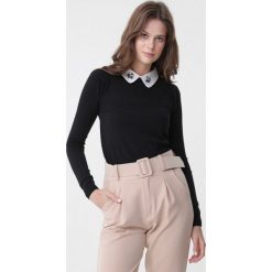 Czarny Sweter Ryann. Czarne swetry damskie Born2be, na zimę, l, z aplikacjami, eleganckie, bez kołnierzyka, bez ramiączek, długie, bez kaptura. Za 79.99 zł.