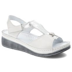 Białe Sandały Armodo Modne Obuwie Damskie. Białe klapki damskie Armodo, bez wzorów, z materiału, bez obcasa, na koturnie, bez zapięcia. Za 279.00 zł.