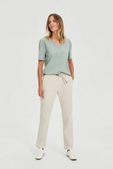 Spodnie bawełniane beżowe. Brązowe spodnie materiałowe damskie MOODO, l, bez wzorów, z bawełny. Za 139.99 zł.
