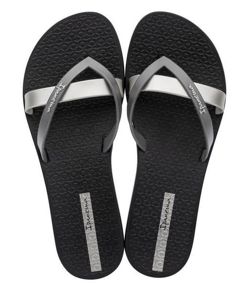 Japonki damskie Ipanema Kirei. Czarne klapki damskie Ipanema, bez wzorów, z materiału, wakacyjne, bez obcasa. Za 94.99 zł.
