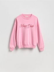 Bluza z haftowanym napisem - pastelowy róż. Czerwone bluzy damskie Reserved, l, bez wzorów, z bawełny, bez kaptura. Za 119.99 zł.