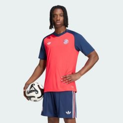 Koszulka rozgrzewkowa FC Bayern 26/27. Czerwone koszulki sportowe męskie Adidas, l, bez wzorów, z materiału, bez kołnierzyka, bez ramiączek, do piłki nożnej, climacool (adidas). Za 299.00 zł.