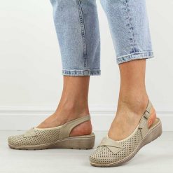 Beżowe skórzane ażurowe Polskie sandały damskie Gregors 952. Brązowe sandały damskie GREGORS, w ażurowe wzory, z jeansu, bez obcasa, na koturnie, bez zapięcia. Za 369.00 zł.