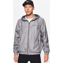 Kurtka typu wiatrówka - Jasny szary. Szare kurtki męskie Cropp. W wyprzedaży za 49.99 zł.