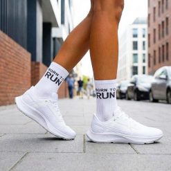 Białe skarpetki damskie born to run 1230. Białe skarpety damskie Milena, bez wzorów, z bawełny. Za 16.90 zł.