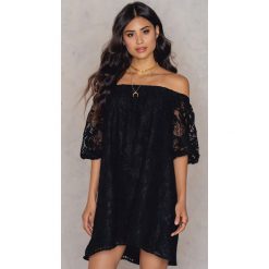 NA-KD Boho Sukienka z odkrytymi ramionami i obszernymi rękawami - Black. Sukienki damskie marki NA-KD Boho. W wyprzedaży za 64.97 zł.