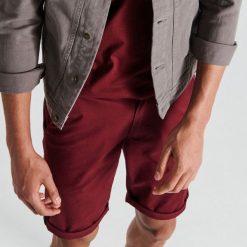Szorty typu chino - Bordowy. Spodnie materiałowe męskie marki Cropp. Za 69.99 zł.