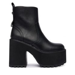 Botki Buffalo. Czarne botki damskie Buffalo, bez obcasa, na słupku, bez zapięcia. Za 459.99 zł.