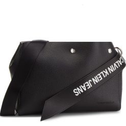 Torebka CALVIN KLEIN JEANS - Logo Banner Shoulder Bag K40K400825 001. Listonoszki damskie marki Calvin Klein Jeans. Za 599.00 zł.
