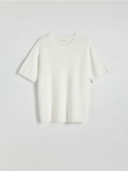 Wiskozowy sweter z postrzępieniem - biały. Białe swetry przez głowę męskie Reserved, l, bez wzorów, z dzianiny, bez kołnierzyka. W wyprzedaży za 29.99 zł.