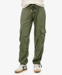 Superdry Lekka spodnie cargo Beach damskie – bawełna/wiskoza. Zielone spodnie materiałowe damskie Superdry., bez wzorów, z bawełny. Za 395.70 zł.