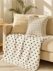 Koc z motywem serduszek - kremowy. Białe kocyki dla dzieci Sinsay. Za 19.99 zł.