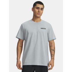 Koszulka męska Under Armour HW Armour Label mod gray medium heather/black. Szare buty sportowe męskie Under Armour, m, bez wzorów, bez kołnierzyka, bez ramiączek, na fitness i siłownię. Za 179.99 zł.