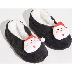 Świąteczne kapcie - Czarny. Kapcie damskie marki Sinsay. Za 24.99 zł.
