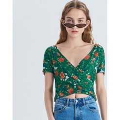 Krótka bluzka z kopertowym dekoltem - Zielony. Bluzki damskie Cropp. Za 39.99 zł.