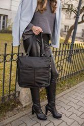 Shopperka skórzana SHE S06 czarna. Czarne torebki do ręki damskie SHE, bez wzorów, ze skóry, bez dodatków. Za 239.99 zł.