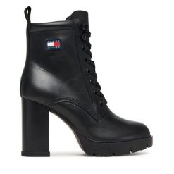 Trzewiki Tommy Jeans. Czarne botki damskie Tommy Jeans, z jeansu, bez obcasa, na słupku, bez zapięcia. Za 529.99 zł.