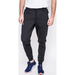Under Armour - Spodnie Sportstle. Szare spodnie sportowe męskie Under Armour, z dzianiny. W wyprzedaży za 199.90 zł.