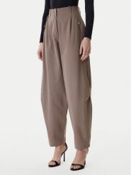 Guess Spodnie materiałowe W6RB08 WJ692 Brązowy Regular Fit. Brązowe spodnie materiałowe damskie Guess, xs, z aplikacjami, z bawełny. Za 479.99 zł.