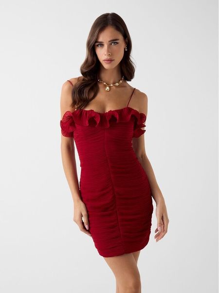 Guess Sukienka koktajlowa W6RK80 WI342 Czerwony Classic Fit. Czerwone sukienki damskie Guess, z aplikacjami, z syntetyku, wizytowe, bez kołnierzyka, bez ramiączek. Za 699.99 zł.