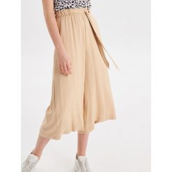 Lekkie spodnie culotte z wiskozy - Beżowy. Spodnie materiałowe damskie Cropp. W wyprzedaży za 39.99 zł.