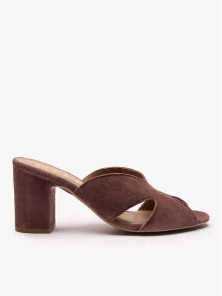Brązowe klapki na obcasie. Brązowe klapki damskie Ryłko, bez wzorów, z gumy, bez obcasa, na obcasie. Za 349.99 zł.