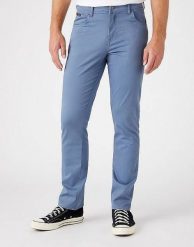 WRANGLER TEXAS SLIM MĘSKIE SPODNIE MATERIAŁOWE BLUE MIRAGE W12SEAXOD 112145793. Niebieskie spodnie materiałowe męskie Wrangler, l, bez wzorów, z materiału. Za 209.99 zł.