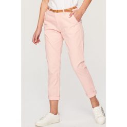 Spodnie chino - Różowy. Spodnie materiałowe damskie marki Reserved. Za 89.99 zł.