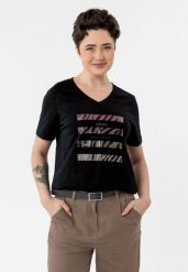 Koszulka z nadrukiem T-FOUR. Czarne t-shirty damskie Volcano, plus size, z aplikacjami, z bawełny, klasyczne, bez kołnierzyka. Za 69.99 zł.