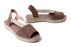 TONI PONS ELLA taupe, espadryle damskie. Brązowe sandały damskie Toni Pons, bez wzorów, bez obcasa, na koturnie, bez zapięcia. Za 212.42 zł.