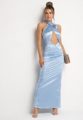 Jasnoniebieska Satynowa Sukienka Wiązana na Szyi z Wycięciem pod Biustem i Różyczką Roneza. Niebieskie sukienki damskie Born2be, bez wzorów, z satyny, eleganckie, bez kołnierzyka, bez ramiączek, maxi. Za 149.99 zł.