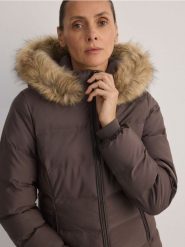 Beżowa Kurtka z Geometrycznymi Pikowanymi Przeszyciami i Kapturem z Futrem Venatta. Brązowe kurtki damskie Born2be, l, bez wzorów, z jeansu. Za 259.99 zł.