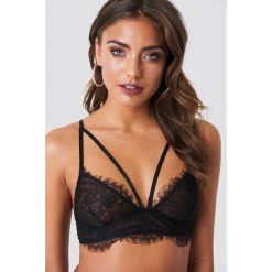 NA-KD Lingerie Koronkowy biustonosz z paskiem - Black. Czarne biustonosze NA-KD Lingerie, z haftami, z koronki. Za 80.95 zł.