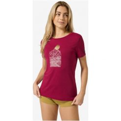 Koszulka damska SUPER.NATURAL W Preikestolen Cliffs Tee. Czerwone t-shirty damskie super.natural, m, z aplikacjami, z materiału, bez kołnierzyka. Za 249.99 zł.