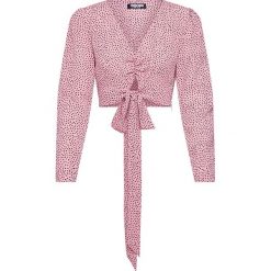 Bluzka "Lamb" w kolorze jasnoróżowo-czarnym. Czerwone bluzki damskie About You, bez wzorów, bez kołnierzyka, bez ramiączek. W wyprzedaży za 59.95 zł.