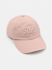 Czapka z daszkiem z haftowanym napisem SOHO - fioletowy. Fioletowe czapki i kapelusze damskie Sinsay, bez wzorów. Za 19.99 zł.