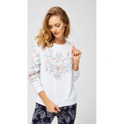 Bluza z motywem kwiatów. Białe bluzy damskie MOODO, xs, bez wzorów, z bawełny, bez kaptura. Za 39.99 zł.