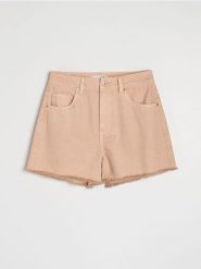 Szorty jeansowe high waist - kremowy. Białe szorty damskie Sinsay, bez wzorów, z jeansu, z podwyższonym stanem. Za 49.99 zł.