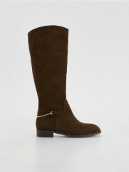 Zamszowe kozaki - ciemnobrązowy. Brązowe kozaki damskie Reserved, z zamszu, bez obcasa. Za 359.99 zł.