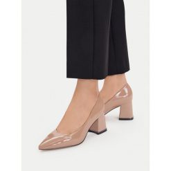 Czółenka JENNY. Brązowe czółenka damskie Jenny, bez wzorów, bez obcasa, bez zapięcia. Za 129.99 zł.
