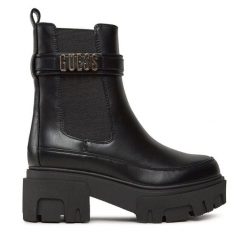 Botki Guess. Czarne botki damskie Guess, bez obcasa, na słupku, bez zapięcia. Za 659.99 zł.