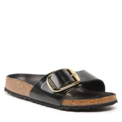 Klapki Birkenstock. Czarne klapki damskie Birkenstock, bez wzorów, bez obcasa. Za 499.99 zł.