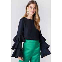 NA-KD Party Błyszcząca bluzka z falbankami - Blue. Bluzki damskie marki NA-KD Party. Za 181.95 zł.