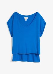 Shirt oversized z lejącej mieszanki wiskozy. Niebieskie bluzki damskie bonprix, bez wzorów, z wiskozy, bez kołnierzyka, bez ramiączek. Za 32.99 zł.