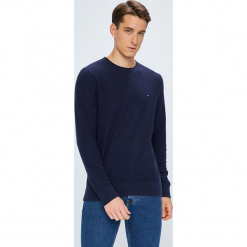 Tommy Hilfiger - Sweter. Niebieskie swetry przez głowę męskie Tommy Hilfiger, z bawełny, z okrągłym kołnierzem. W wyprzedaży za 319.90 zł.