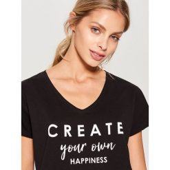 Bawełniana koszulka z napisem - Czarny. T-shirty damskie marki Mohito. W wyprzedaży za 14.99 zł.