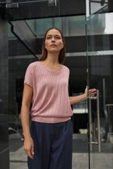 Sweter z krótkimi rękawami różowy. Czerwone swetry damskie MOODO, l, bez wzorów, z wiskozy, bez kołnierzyka, bez ramiączek, krótkie, bez kaptura. Za 99.99 zł.