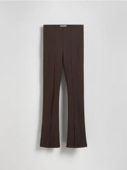 Spodnie bootcut z przeszyciem - brązowy. Brązowe spodnie materiałowe damskie Reserved, l, bez wzorów, z dzianiny. W wyprzedaży za 69.99 zł.