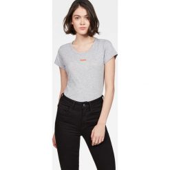 G-Star Raw - Top. Szare topy damskie G-Star Raw, z nadrukiem, z bawełny, z okrągłym kołnierzem, z krótkim rękawem. W wyprzedaży za 79.90 zł.